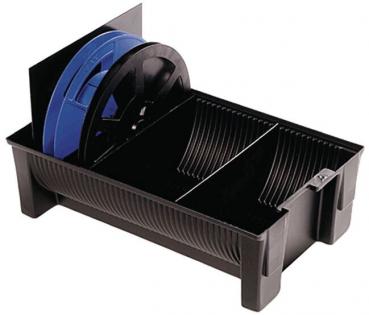 Das Bild zeigt eine schwarze Aufbewahrungsbox mit zwei Fächern. In einem Fach liegt eine große, schwarze Spule, während im anderen ein blauer Filmrollenkern platziert ist.