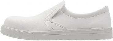 Der Schuh ist ein weißer Slipper mit flacher Sohle und einem über den Spann verlaufenden, elastischen Einsatz. Er hat keine Schnürung und wirkt schlicht und bequem.