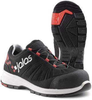 Der Schuh ist schwarz mit roten Akzenten. Er hat ein modernes Design, eine gepolsterte Sohle und eine griffige Gummisohle. Der vordere Bereich ist verstärkt für zusätzlichen Schutz.