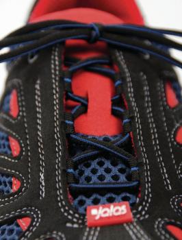 Das Bild zeigt einen Sportschuh in Schwarz und Rot mit blauen Schnürsenkeln. Die Oberfläche hat ein Netzdesign, und das Markenzeichen ?jalas? ist gut sichtbar.