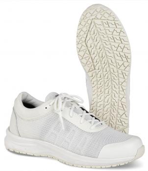 Auf dem Bild ist ein sportlicher, weißer Schuh zu sehen. Der Schuh hat ein atmungsaktives Obermaterial aus Mesh und eine hellgraue Gummisohle mit einem rutschfesten Profil.