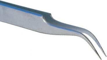 Das Bild zeigt eine spitze, metallische Pinzette mit zwei gebogenen, schmalen Enden. Sie ist glänzend und schmal, ideal zum Greifen von kleinen Objekten. Die Kanten sind präzise geformt.
