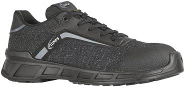 Der Schuh ist ein sportlicher, schwarzer Sneaker mit einer strukturierten Oberfläche. Er hat eine flache, rutschfeste Sohle und graue Details am Obermaterial sowie Schnürsenkel.