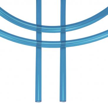 Das Bild zeigt mehrere transparente, hellblaue Röhren, die geschwungen und überlappend angeordnet sind. Die Röhren sind in einer symmetrischen Form miteinander verbunden.