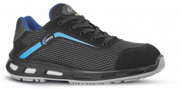 Der Schuh ist sportlich, schwarz mit blauen Akzenten. Er hat eine flexible, rutschfeste Sohle und ein atmungsaktives Obermaterial. Die Schnürsenkel sind ebenfalls schwarz.