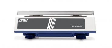 Das Bild zeigt eine digitale Waage in modernem Design. Sie ist rechteckig und hat eine graue Oberfläche mit einem weißen Streifenmuster. Die Basis ist dunkelblau und stabil.