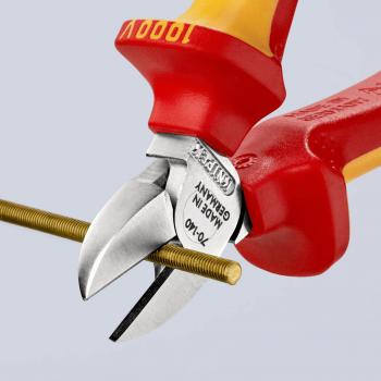 Das Bild zeigt eine rote Zange mit gelben Griffen. Die Schneidekanten sind geöffnet und schneiden einen dünnen Metallstab. Die Zange erscheint robust und handlich.