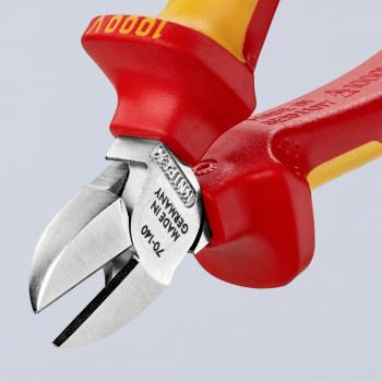 Das Bild zeigt eine rote und gelbe Zange mit scharfen, metallischen Schneidflächen. Die Griffe sind ergonomisch geformt und ermöglichen einen guten Halt.