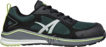 Ein sportlicher Schuh in Schwarz und Dunkelgrün. Er hat ein atmungsaktives Obermaterial, Schnürsenkel und eine breitere, leicht gepolsterte Sohle. Der Schuh wirkt modern und funktional.