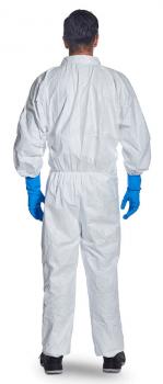 Das Bild zeigt eine Person von hinten, die einen weißen Schutzanzug und blaue Gummihandschuhe trägt. Der Anzug ist locker geschnitten und die Person steht auf einem neutralen Hintergrund.