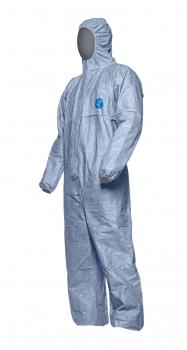Das Bild zeigt einen blauen Schutzanzug aus leichtem Material. Er hat eine Kapuze, lange Ärmel und Beine, sowie eine frontale Verschlussleiste. Der Anzug ist für besonderen Schutz konzipiert.