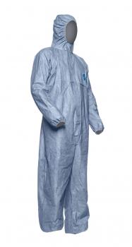 Das Bild zeigt einen blauen Einwegschutzanzug aus leichtem Material mit Kapuze. Der Anzug hat einen Reißverschluss und ist für den Schutz in kontaminierten Bereichen gedacht.