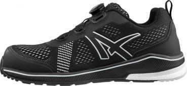 Der Schuh ist schwarz mit atmungsaktiven Einsätzen, einer sportlichen Silhouette und einer weißen Sohle. Er hat ein modernes Schnellschnürsystem und reflektierende Details.