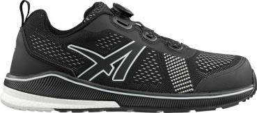 Der Schuh ist ein sportlicher Sneaker in Schwarz mit atmungsaktivem Mesh-Obermaterial. Er hat eine helle, strukturiert aussehende Sohle und ein schnellschnürendes System.