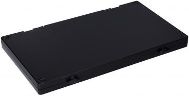 Das Bild zeigt eine flache, rechteckige, schwarze Box. Sie hat an den Ecken leicht abgerundete Kanten und zeigt eine glatte Oberfläche. In der Mitte gibt es kleine Einkerbungen.