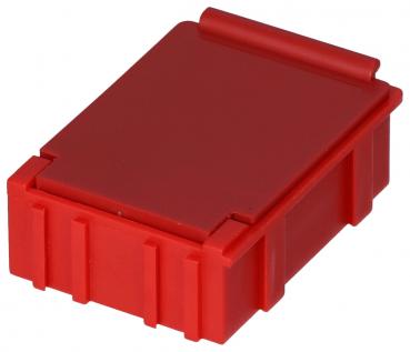 Das Bild zeigt eine rechteckige, rote Box aus Kunststoff mit einem flachen Deckel und strukturierten Seiten. Sie wirkt kompakt und stabil, geeignet für die Aufbewahrung kleiner Gegenstände.