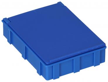 Das Bild zeigt eine quadratische, blaue Kunststoffbox mit einem flachen Deckel. Die Kanten sind rechtwinklig und die Oberfläche ist glatt. Die Box hat einige vertikale Rillen auf den Seiten.