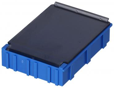 Das Bild zeigt eine rechteckige Box in kräftigem Blau mit einem flachen, schwarzen Deckel. Die Kanten sind strukturiert und die Unterseite hat kleine Noppen oder Rillen.