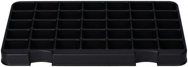Das Bild zeigt eine schwarze Ablage mit 24 gleichmäßigen Fächern. Die Fächer sind in vier Reihen und sechs Spalten angeordnet, ideal zum Organisieren und Sortieren von kleinen Gegenständen.
