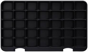 Das Bild zeigt eine schwarze, rechteckige Ablage mit 36 kleinen, quadratischen Fächern. Die Fächer sind gleichmäßig angeordnet und leicht erhöht. Der Hintergrund ist einheitlich schwarz.