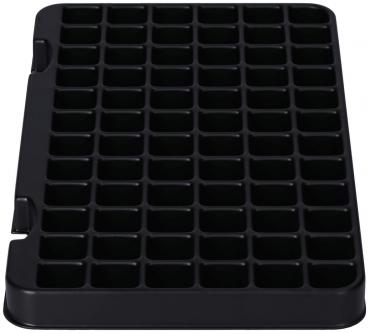 Das Bild zeigt ein rechteckiges, schwarzes Tablett mit vielen kleinen, quadratischen Vertiefungen. Es gibt 84 Fächer, die gleichmäßig angeordnet sind. Einige Ecken sind abgerundet.