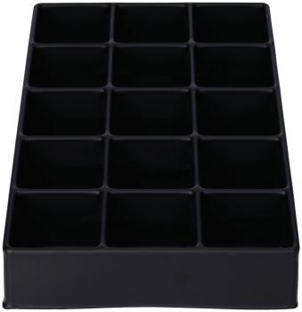 Das Bild zeigt eine schwarze, rechteckige Box mit 15 gleich großen Fächern, die in drei Reihen und fünf Spalten angeordnet sind. Sie hat glatte Kanten und eine flache Unterseite.