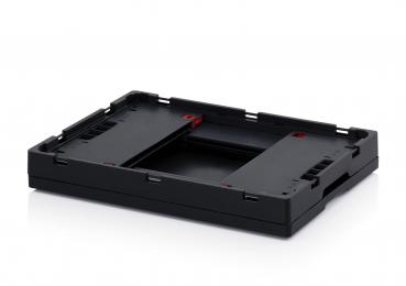 Das Bild zeigt eine schwarze, rechteckige Halterung mit Ausschnitten und roten Markierungen. Sie hat eine flache, robuste Struktur und wirkt funktional, möglicherweise für technische Geräte.
