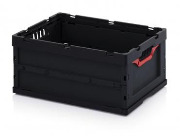 Es handelt sich um eine schwarze Kunststoffbox ohne Deckel. Die Ecken sind verstärkt, und eine Seite hat einen roten Griff. Die Box hat eine rechteckige Form und offene Belüftungslöcher.