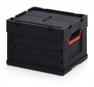 Das Bild zeigt eine schwarze Lagerbox mit einem stabilen, gepolsterten Deckel. An einer Seite befindet sich ein roter Tragegriff. Die Box hat eine rechteckige Form und ist aus robustem Kunststoff gefertigt.