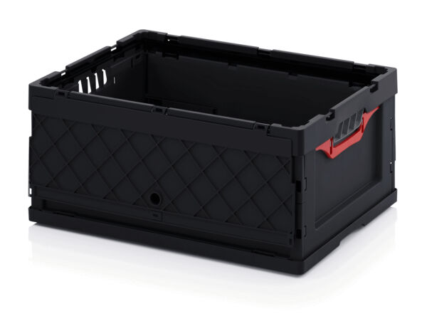 Es handelt sich um eine schwarze Kunststoffbox ohne Deckel. Die Seiten sind mit Rautenmustern gestaltet, eine Seite hat einen roten Griff. Sie ist rechteckig und stabil.