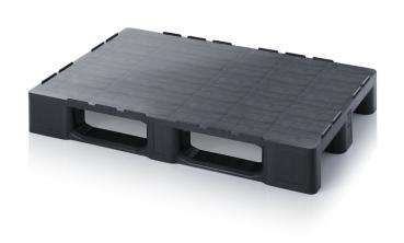 Das Bild zeigt eine schwarze Kunststoffpalette. Sie hat eine rechteckige Form mit glatter Oberfläche und seitlichen Griffen. Die Kanten sind leicht erhöht, und die Unterseite ist stabil.