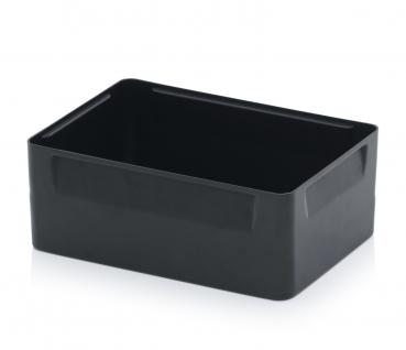 Das Bild zeigt eine schwarze, rechteckige Box aus Kunststoff. Sie hat gerade Kanten und leicht angehobene Seiten, die etwa einen bis zwei Zentimeter hoch sind.