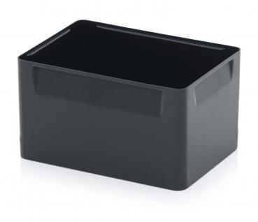 Der Artikel ist eine rechteckige, schwarze Kunststoffbox mit zwei seitlichen Griffen. Sie hat glatte Wände und eine offene Oberseite, geeignet zum Aufbewahren von Gegenständen.
