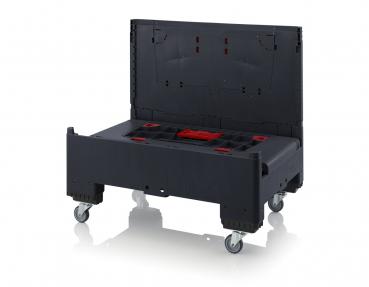 Das Bild zeigt eine schwarze Transportbox mit einem klappbaren Deckel. Die Box hat Rollen für Mobilität und Innenfächer in roter Farbe zur Organisation von Werkzeugen oder Ausrüstung.