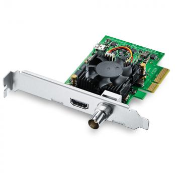 Das Bild zeigt eine Computer-Grafikkarte. Sie hat eine grüne Platine mit schwarzen und silbernen Komponenten. Ein Kühler und zwei Anschlussbuchsen sind deutlich sichtbar. Die Karte ist für interne Verwendung konzipiert.