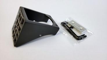 Das Bild zeigt einen schwarzen Halter mit einer griffigen Kante und rechteckigen Öffnungen. Daneben liegen mehrere kleine Metallteile in einer durchsichtigen Verpackung.
