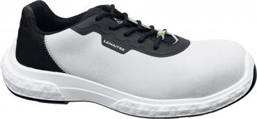 Der Schuh ist ein moderner Sicherheitsschuh mit einer weißen Oberseite und schwarzen Seiten. Er hat eine robuste Sohle und Schnürsenkel für guten Halt. Ideal für Arbeitsumgebungen.