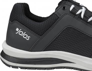 Das Bild zeigt einen schwarzen Sportschuh mit einem atmungsaktiven Obermaterial aus Textil. Die Sohle ist weiß mit einer schwarzen Unterseite und der Schuh hat eine moderne, sportliche Form.