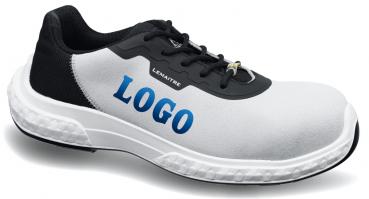 Das Bild zeigt einen weißen Sicherheitsschuh mit schwarzem Schaft. Er hat eine rutschfeste Sohle und Schnürsenkel. Auf der Seite steht das Wort "LOGO" in blauer Schrift.