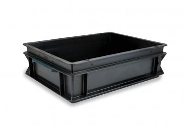 Das Bild zeigt eine schwarze, flache Kunststoffbox. Sie hat eine rechteckige Form, hohe Seitenwände und ist stabil gefertigt, ideal zum Verstauen oder Transportieren von Gegenständen.