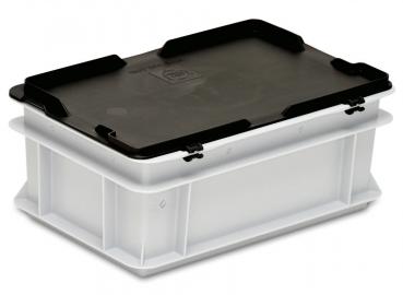 Die Abbildung zeigt eine rechteckige Aufbewahrungsbox. Sie hat einen transparenten, weißen Körper und einen schwarzen Deckel mit leichtem Griff. Die Box ist stabil und hat seitliche Aussparungen.