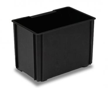 Das Bild zeigt eine eckige, schwarze Kunststoffbox ohne Deckel. Sie hat feste Wände und vier flache Füße an der Unterseite. Die Kanten sind leicht abgerundet.
