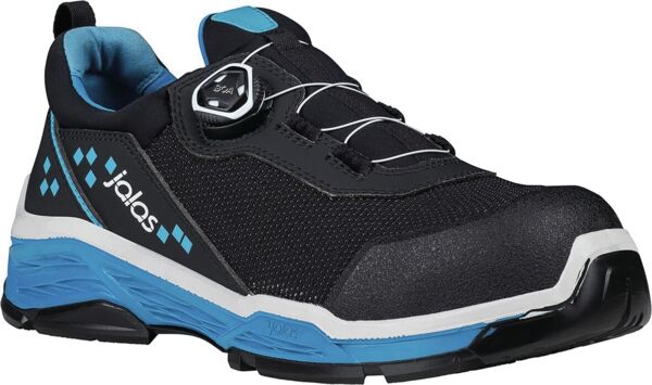Der Schuh ist schwarz mit gelben Akzenten. Er hat eine sportliche Form, flache Sohle und ein Schnellverschluss-System mit Schnüren. Der obere Teil ist leicht gepolstert und stabil.