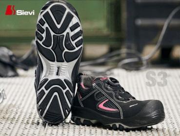 Das Bild zeigt einen schwarzen Sicherheitsschuh mit pinken Akzenten. Die Sohle hat ein griffiges Profil. Der Schuh liegt auf einem strukturierten Boden. Oben links ist das Logo ?Sievi? zu sehen.