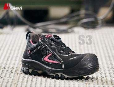 Das Bild zeigt einen schwarzen Sicherheitsschuh mit pinken Akzenten. Die Schuhspitze ist verstärkt, der Schuh hat eine sportliche Form und eine profilierte Sohle für guten Halt.