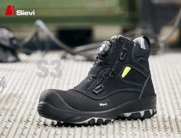 The shoe is a black safety boot with a sturdy sole. It features a practical lace-up closure with a twist mechanism and yellow accents. Ideal for occupational safety.
