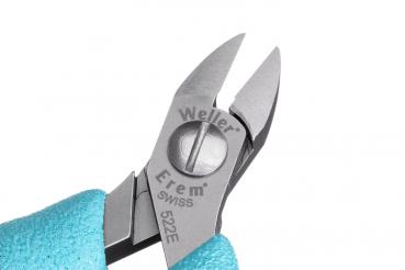 Das Bild zeigt eine detaillierte Nahaufnahme von Zange mit spitzen, scharfen Klingen und einem silberfarbenen Metallgriff. Der Griff ist mit einer blauen, gummiartigen Oberfläche ummantelt.