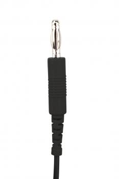 Das Bild zeigt einen schwarzen Klinkenstecker mit einem silbernen Metallkopf. Der Stecker hat eine gerillte Oberfläche für besseren Halt und ist mit einem Kabel verbunden.