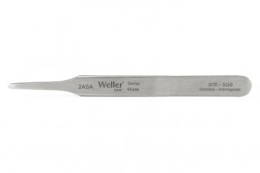 Das Bild zeigt eine schmale, metallische Pinzette mit einer spitzen, leicht gebogenen Spitze. Auf der Oberfläche sind Markierungen und ein Logo eingeprägt. Sie wirkt hochwertig und genau.