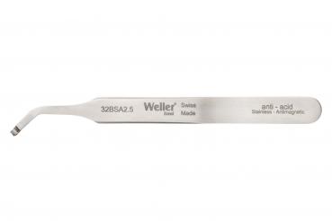 Das Bild zeigt eine schlanke, gebogene Pinzette aus Edelstahl. Sie trägt die Gravur ?Weller? und andere technische Angaben. Die Oberfläche ist glatt und glänzend.